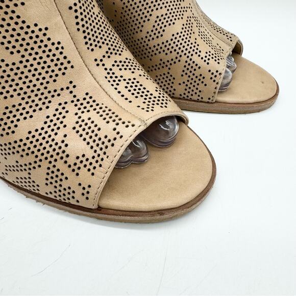 Vince Camuto Nattey 2 Perforated Leather Slit Peep Toe Heels Tan Size 8.5 - Picture 4 of 13